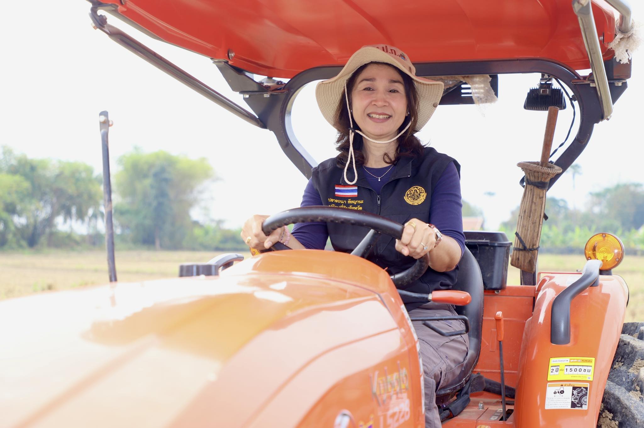 title - เลขาฯ ส.ป.ก. ร่วมงาน “ไถกลบ ตอซัง สร้างดินยั่งยืน ฟื้นสิ่งแวดล้อม”